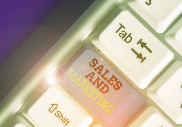 Κείμενο πινακίδα που δείχνει πωλήσεων και μάρκετινγκ. Εννοιολογική φωτογραφία προώθηση πώλησης διανομής των εμπορευμάτων ή υπηρεσιών. - Φωτογραφία, εικόνα