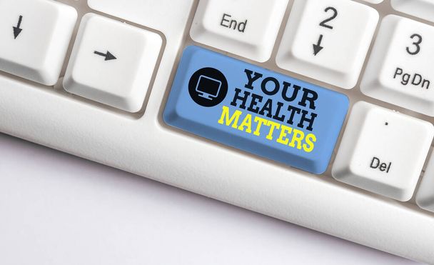 Handschriftlicher Text, in dem Sie Ihre Gesundheit beschreiben. Konzept bedeutet, gute Gesundheit ist am wichtigsten, unter anderem weiße PC-Tastatur mit leerem Notizpapier über weißem Hintergrund Schlüssel Kopierraum. - Foto, Bild