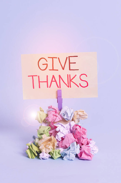 Kelime yazma "Teşekkür Et". Minnettarlığınızı ifade etmek ya da minnettarlığınızı göstermek için iş konsepti. Renkli, buruşuk kağıt çamaşır tokası, mavi arka planı hatırlatır.. - Fotoğraf, Görsel