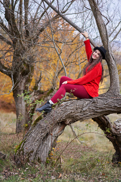 Portrait of a beautiful Hispanic young woman in an autumnal forest - Foto, Imagen