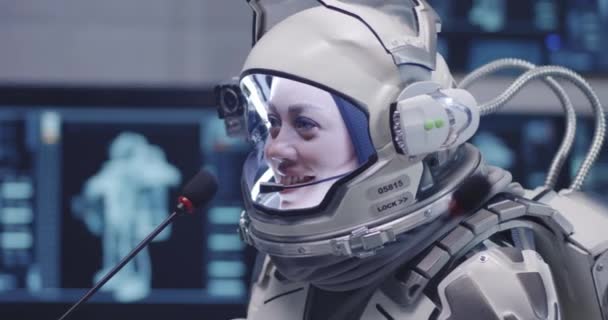 Astronauta hablando en conferencia de prensa
 - Imágenes, Vídeo