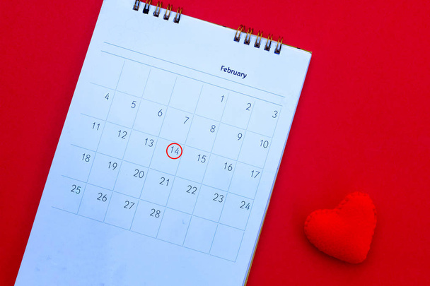 Ξύλινο λευκό ημερολόγιο με ημερομηνία 14 Φεβρουαρίου και όμορφο κόκκινο ο - Φωτογραφία, εικόνα