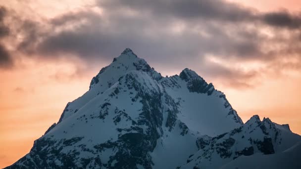 La Siala 'da kış dağları manzarası, gün batımı zamanı  - Video, Çekim