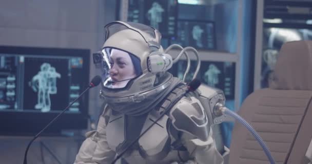 Astronauta hablando en conferencia de prensa
 - Imágenes, Vídeo