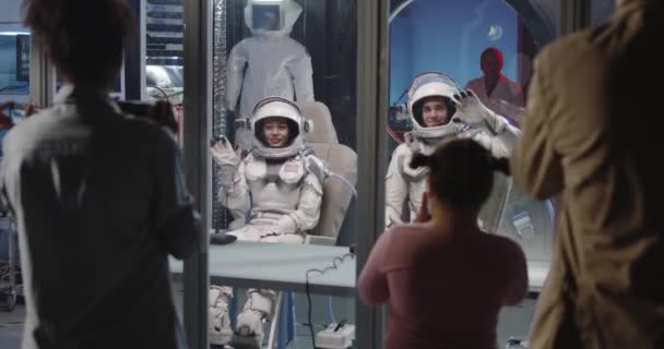 Mädchen fotografiert Astronautin bei Pressekonferenz - Filmmaterial, Video