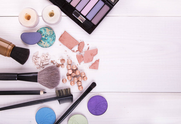 makeup brush and cosmetics, with clipping path - Valokuva, kuva