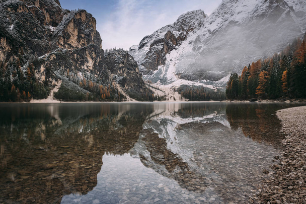 Dolomitas Reflexão na água em Lago di Braies (lago Braies, Pragser wildsee) South Tyrol, Itália
 - Foto, Imagem