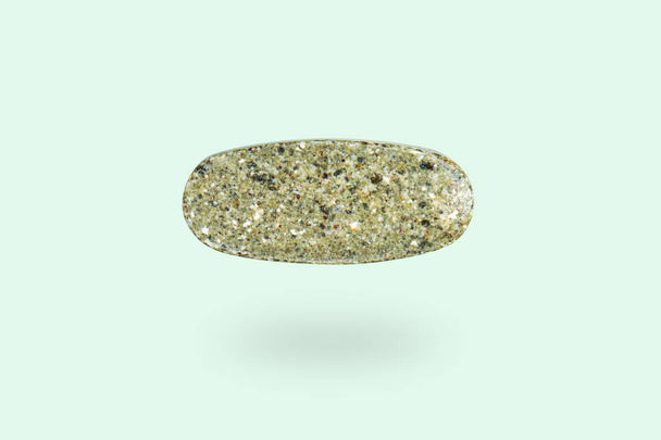 Vitaminas minerales suplemento dietético natural tableta levitante. Concepto de dieta saludable
 - Foto, Imagen
