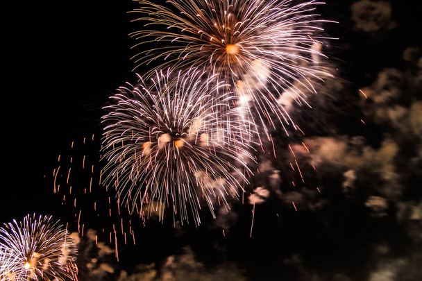 Esplosione di fuochi d'artificio multicolori a Dubai contro il cielo notturno in un nuovo anno festeggia vacanze
 - Foto, immagini