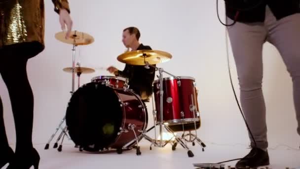 Tunteellinen musiikkiyhtye soittaa kappaleen valoisassa studiossa - kuvaamassa musiikkivideota
 - Materiaali, video