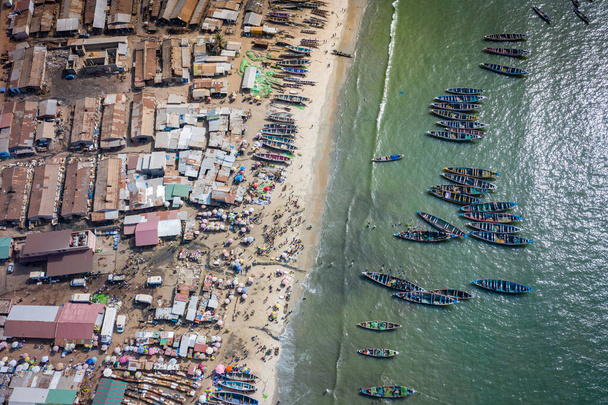 Vista aérea da vila piscatória de Tanji. A Gâmbia. África Ocidental
 - Foto, Imagem