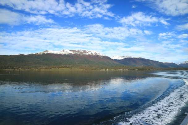 Curve a linha de espuma de água na popa do navio de cruzeiro que cruza o canal Beagle, Patagônia, Argentina
 - Foto, Imagem