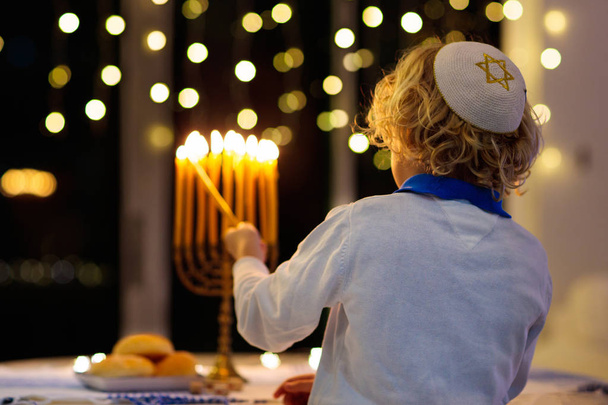 Des enfants qui célèbrent Hanoukka. Festival des lumières
. - Photo, image