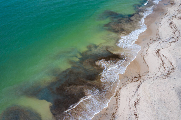 Luchtfoto van de Atlantische kust bij Palmarin. Delta-natie van Saloum - Foto, afbeelding