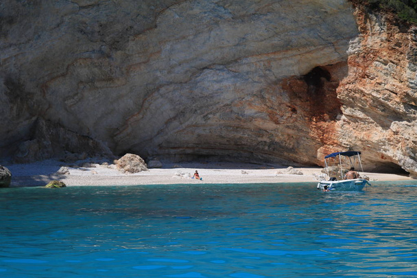 Fteri pláž s skalnatým pobřežím, Kefalonia, Řecko - Fotografie, Obrázek