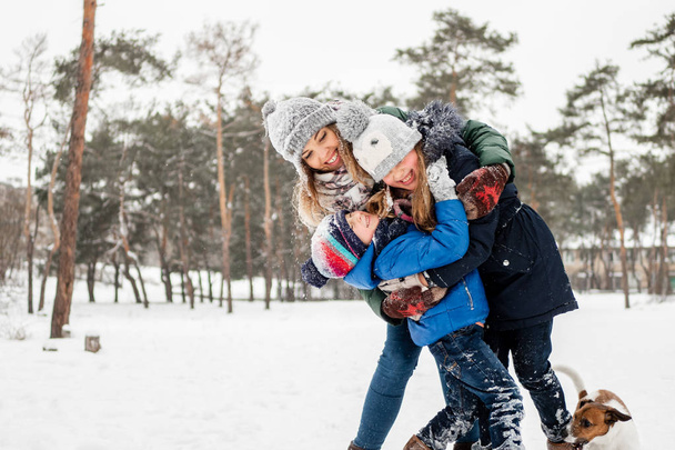 Família emocional sessão de fotos de inverno com Jack Russell cão
 - Foto, Imagem