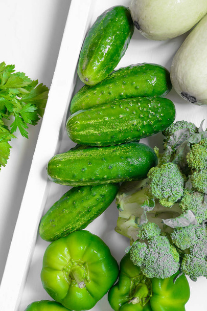 Taze yeşil sebzeler - kabak, salatalık, kırmızı biber, maydanoz, brokoli ve beyaz arka plan. Sağlıklı atıştırmalıklar, vejetaryen atıştırmalıkları. Organik sebze konsepti - Fotoğraf, Görsel