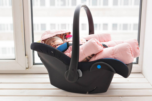 Concept d'enfance et de sécurité bébé fille dormir dans le siège auto enfant
 - Photo, image