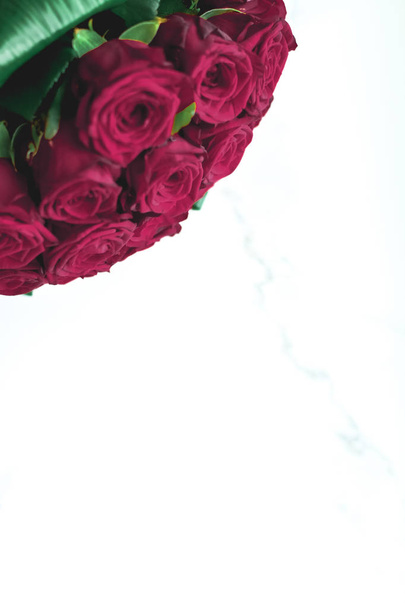 大理石の背景にブルゴーニュのバラの高級花束、美しい - 写真・画像