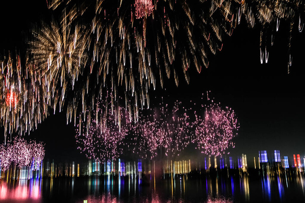 Έκρηξη πολύχρωμων πυροτεχνημάτων στο Ντουμπάι κατά του νυχτερινού ουρανού σε εορταστικές διακοπές του νέου έτους - Φωτογραφία, εικόνα