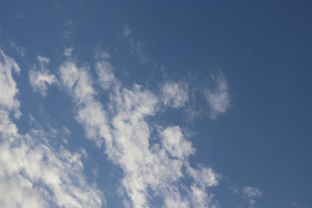 雲と青い空。小さな雲と青空の背景 - 写真・画像