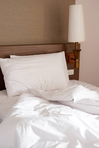 Beyaz buruşuk çarşaf ve otel odasında iki dağınık yastık. - Fotoğraf, Görsel
