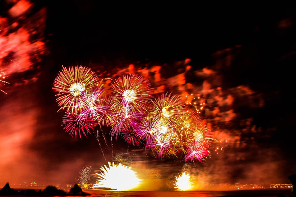 Eksplozja wielobarwnych fajerwerków w Dubaju na tle nocnego nieba w święto nowego roku - Zdjęcie, obraz