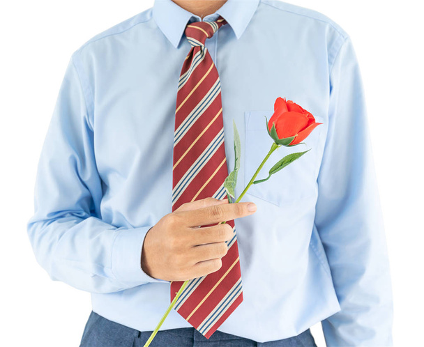 Чоловік тримається з червоною трояндою на білому тлі
 - Фото, зображення