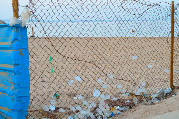 Σκουπίδια στην παραλία της Ερυθράς Θάλασσας στην Αίγυπτο - Φωτογραφία, εικόνα