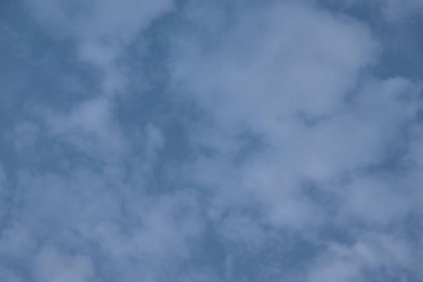 Witte wolk met blauwe lucht achtergrond. Blauwe lucht met bewolkte dag - Foto, afbeelding