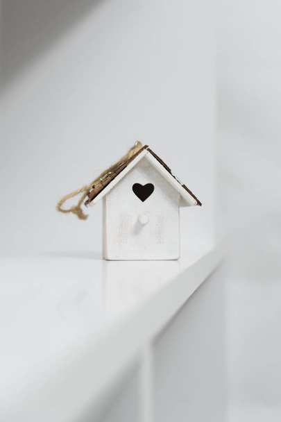 aranyos kis dekoratív birdhouse fehér háttér előtt - Fotó, kép