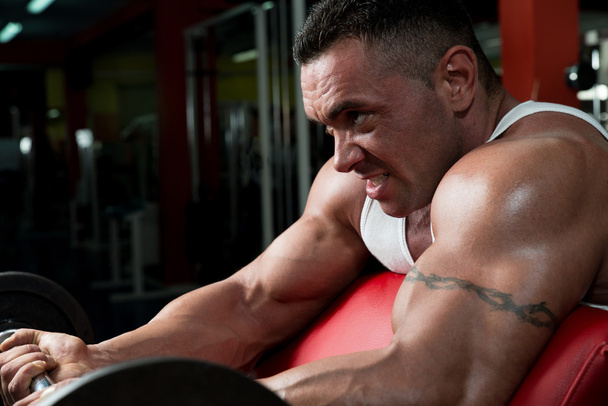 Muscular Man Exercising In Gym - Valokuva, kuva