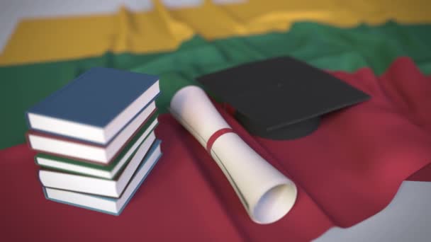 Mezuniyet şapkası, kitaplar ve Litvanya bayrağı diploması. Litvanya 'da yükseköğretime ilişkin kavramsal 3d animasyon - Video, Çekim