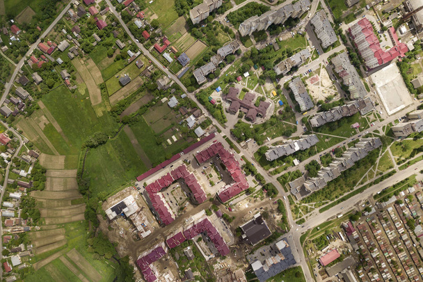Вид с воздуха на город или город с рядами зданий и кривой улицы
 - Фото, изображение