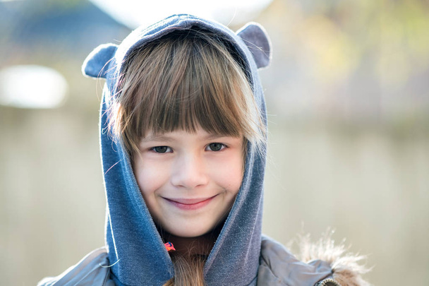 Πορτρέτο του κοριτσιού ευτυχισμένη παιδί σε ζεστά ρούχα σε εξωτερικούς χώρους φθινόπωρο. - Φωτογραφία, εικόνα