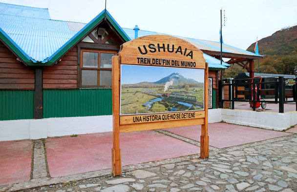 Houten bord voor het station Tren Del Fin Del Mundo (trein van het einde van de wereld) en Una Historia Que No Se Detiene (een geschiedenis die niet stopt), Ushuaia, Argentinië - Foto, afbeelding