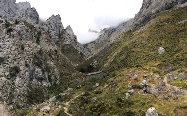 Dağlar Bakım Yolu 'na bakıyor. Ruta del Cares. Picos de Europa - Fotoğraf, Görsel