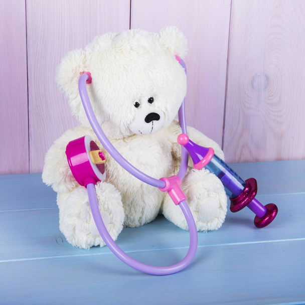 Lelu karhu stetoskooppi ja ruisku / lastenlääkäri
 - Valokuva, kuva