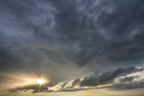 Небо заходу сонця вкрите драматичним штормом пухкі хмари перед дощем
. - Фото, зображення
