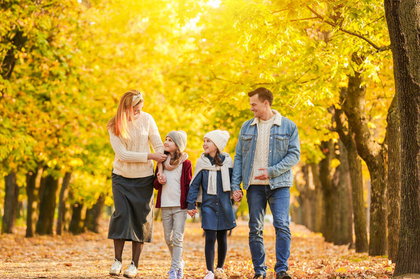 Familia feliz caminando en el parque de otoño
 - Foto, Imagen