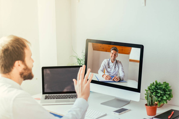 Homme ayant une vidéoconférence avec le médecin à la maison
 - Photo, image
