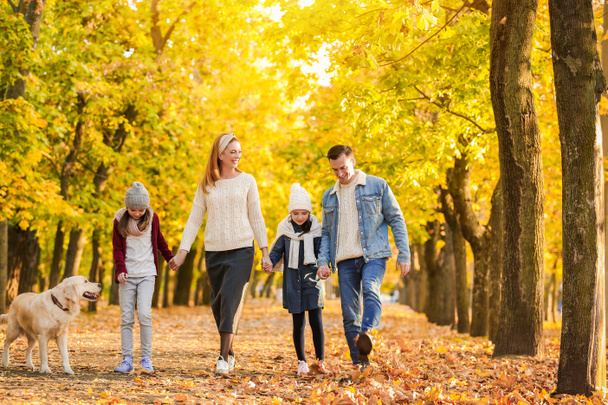 Familia feliz caminando en el parque de otoño
 - Foto, Imagen
