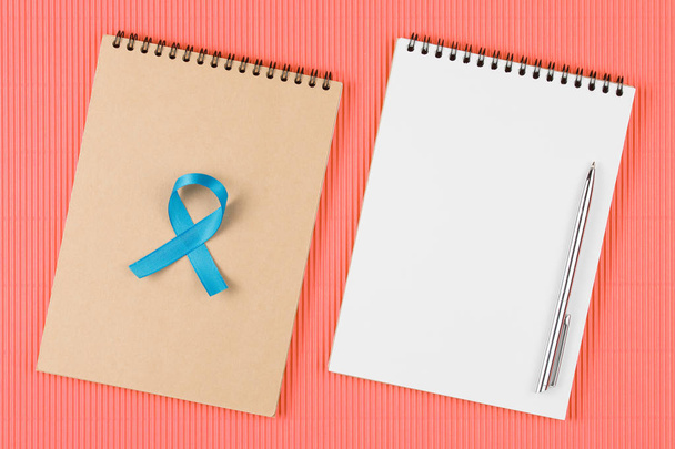 cinta de próstata azul en cuaderno abierto - Foto, imagen