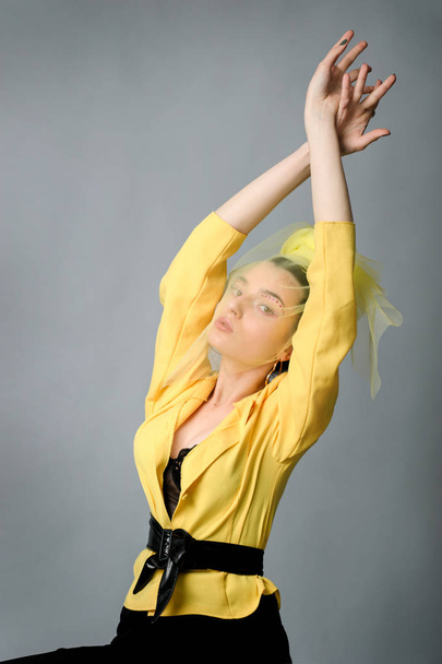 Гламурная женщина моды с искусством макияж сексуальная короткая стильная желтая одежда и вуаль на голове
 - Фото, изображение