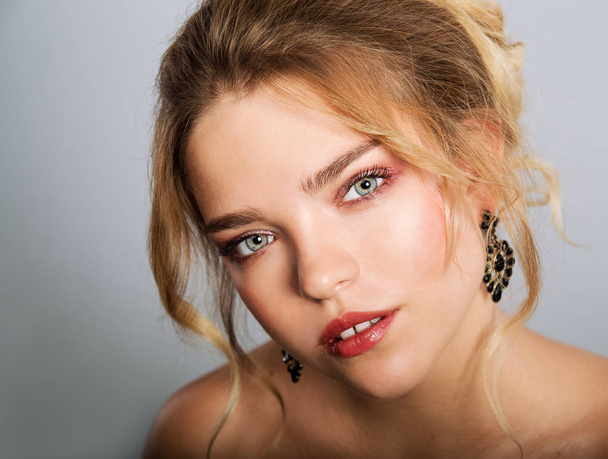 Beauty portrait of female face. Fashion model young woman with m - Foto, afbeelding