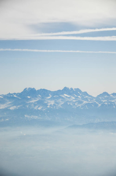 berg boven de wolken - Foto, afbeelding