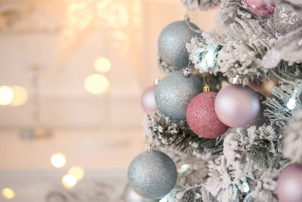 Joulu, joulu, uudenvuoden vaaleanpunainen ja turkoosi turkis-puu koristelu pallot ja bowknots, nauhat, kukkia vaaleanpunainen valot tausta
 - Valokuva, kuva
