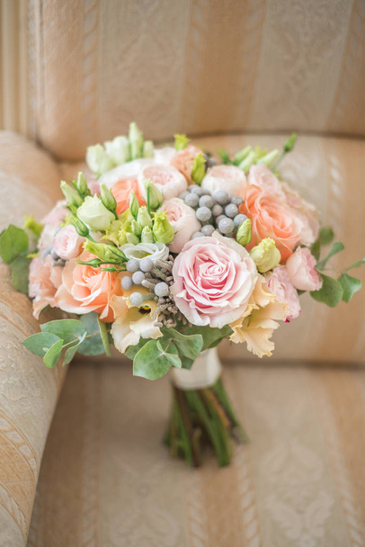 Bouquet de mariage dans les tons de rose poussiéreuse, blanc, vert, beige, rose et violet. Beau et délicat bouquet nuptial en gros plan. Vue du dessus
. - Photo, image
