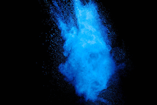 Αφηρημένη έκρηξη μπλε σκόνης σε μαύρο φόντο. Παγωμένη κίνηση μπλε σωματιδίων που πιτσιλίζουν. Βαμμένο Holi. - Φωτογραφία, εικόνα