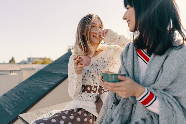 Dwie atrakcyjne dziewczyny cieszyć się herbatą - Zdjęcie, obraz